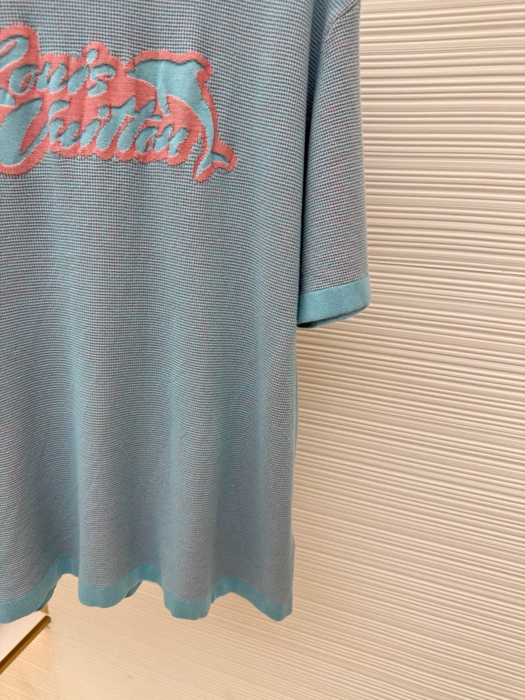 LOUIS VUITTON dolphin jacquard woolen short sleeves ●Authentic product: purchased and developed by 9150 ●Item number: 1680286-A75 ●Fabric: combed cotton ●Technology: jacquard ●Version: fitted version ●Weight: about 355 grams ●Size: XS-S-M-L ●Description: The yarn is made of 2 strips of 2/60 combed cotton on the bottom + 5 strips of polyester + 1 strip of high-elastic stretch frame. The loom is a 14-needle STOLL machine imported from Germany. Each piece of weaving takes 390 minutes. Due to the particularity of this weave, the stability requirements of the machine are very high, and many machines cannot do it. The weaving time is very long, and it is easy to have pieces when weaving the piece, and the loss will be very large. The overall wiring is straight and delicate, the fabric is comfortable and soft, and the color is consistent and has no color difference. It can be matched with the same style to create a fashionable look, and can be used in various occasions. Customized accessories, complete with three standards, same style for men and women!